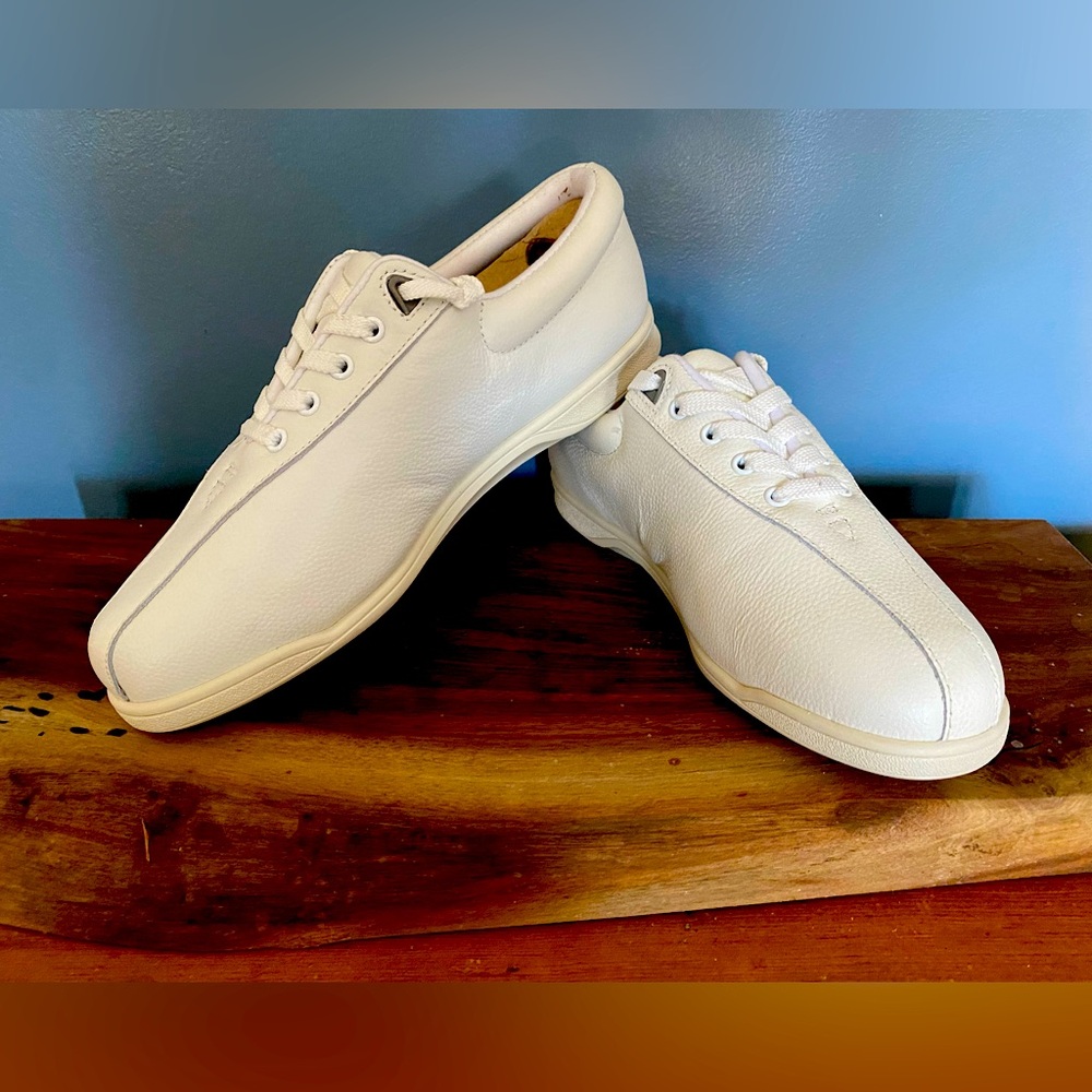 Easy Spirit AP1 White Leather Walking Shoes Size 9 1/2 W